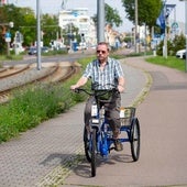 Un usuario utiliza un triciclo eléctrico.