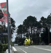 Evacuado en helicóptero un motorista tras chocar contra un coche en Bermeo