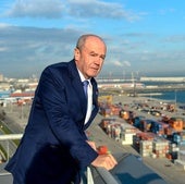 Ricardo Barkala, asomado a la azotea de la sede de la Autoridad Portuaria, en Santurtzi.