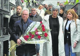José Ignacio Asensio, secretario general del PSE de Gipuzkoa, portando este domingo un ramo de rosas rojas en el homenaje a Juan Priede.