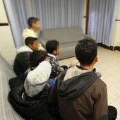 Un grupo de jóvenes en un piso tutelado ajeno a la información.