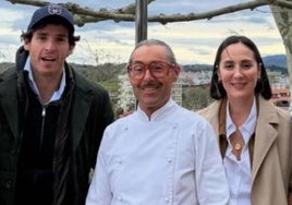 Tamara Falcó e Iñigo Onieva, junto al Iñaki Arrieta, chef del restaurante Rekondo de San Sebastián.