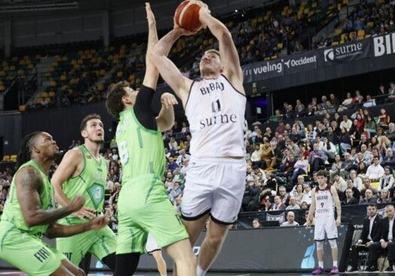 De Ridder lanza a canasta en el partido de cuartos contra el Tofas turco disputado en Miribilla.