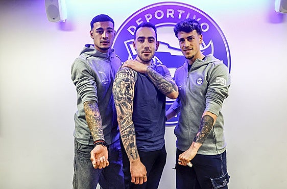 Benavídez y Blanco muestan sus tatuajes junto a un aficionado albiazul.