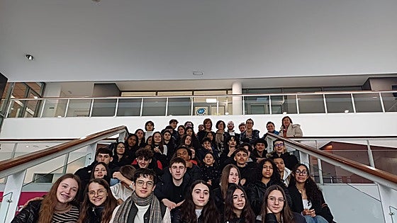 El alumnado del instituto Urritxe en Amorebieta acoge la visita de centros educativos provenientes de Italia, París y Baiona