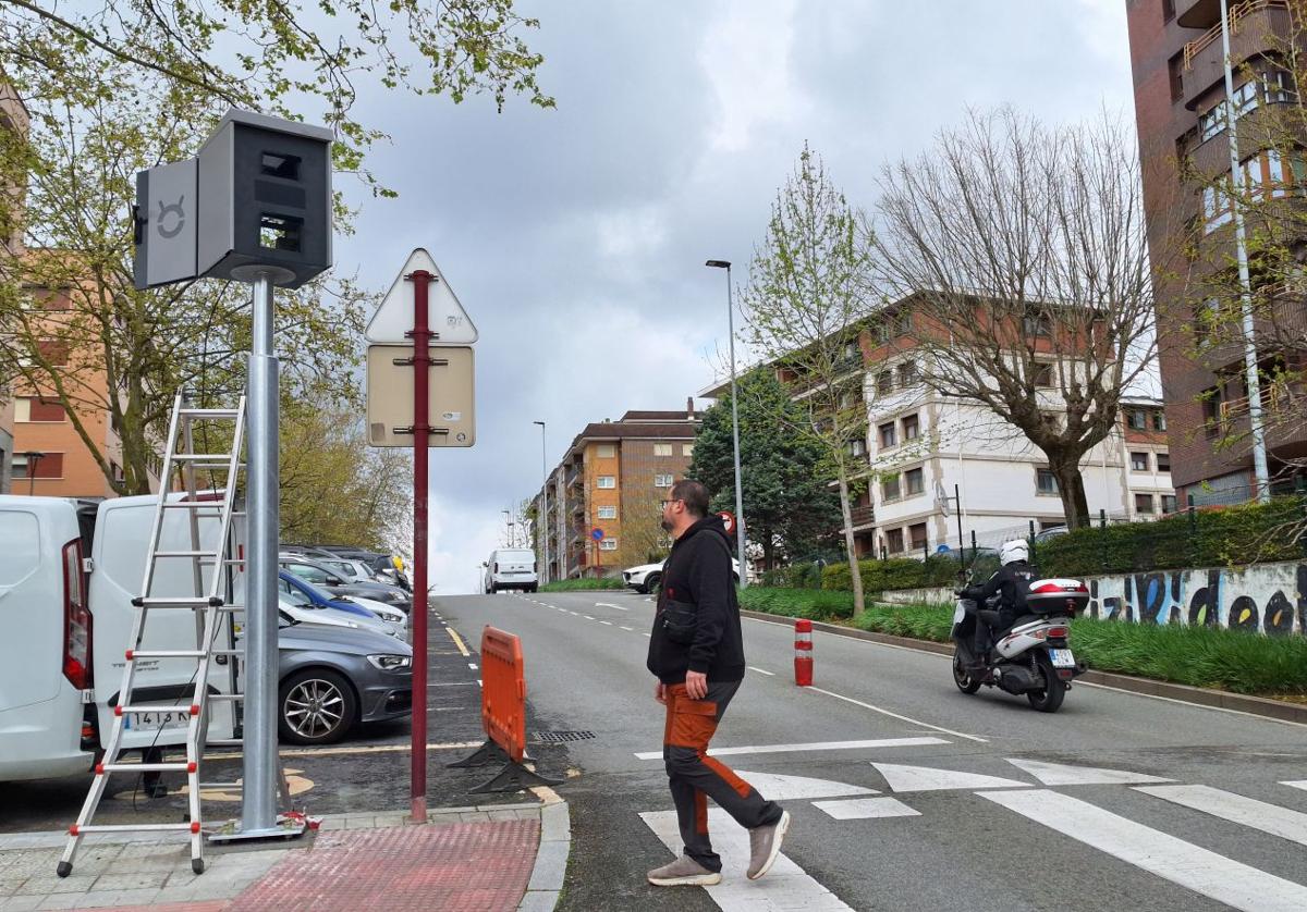 Leioa instala un cuarto radar para controlar la velocidad en el entorno de dos colegios