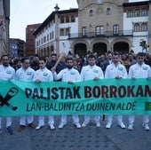 El colectivo de palistas durante la concentración del pasado viernes en Mungia.