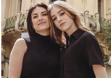 Madre e hija posan para una foto.