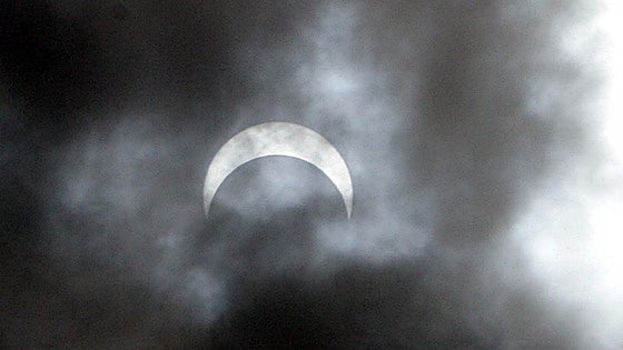 Cómo se verá el eclipse parcial de Sol de mañana en Bizkaia: este será el momento cumbre