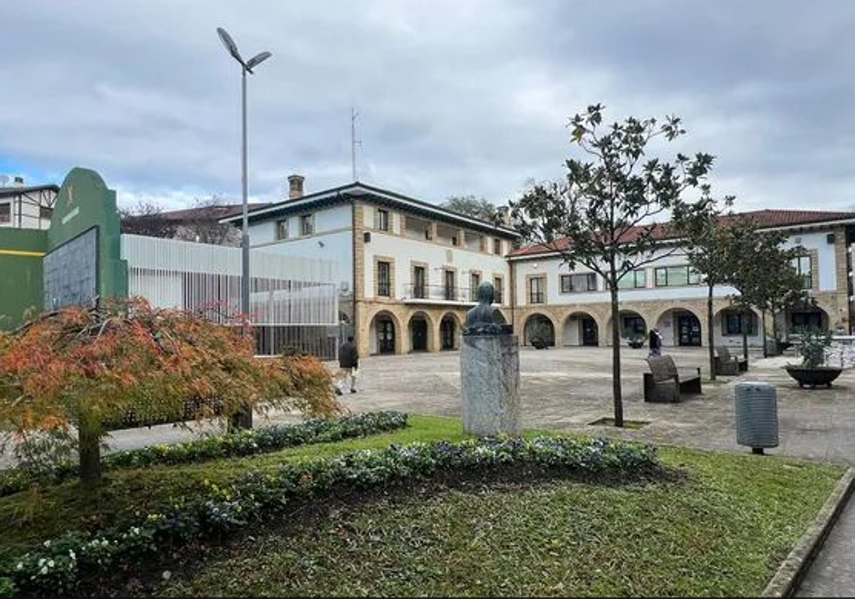 Vista de la plaza del Ayuntamiento de Igorre.