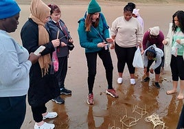 Los voluntarios tomarán hasta mayo muestras de arena y agua del mar para analizarlas.