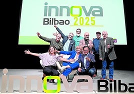 Abajo, la presentadora Raquel Martos, en el centro, junto a los ponentes Itziar Idarraga y Jimmy Pons, experto en innovación turística; arriba, de izquierda a derecha Iñaki Huerta (Ikaue), Emiliano Pérez (eCommerce), el consultor Víctor Puig, Mauro Fuentes (GrupoGMK), Jorge Sandua (Putos Modernos) y el periodista Gorka Zumeta (arriba).