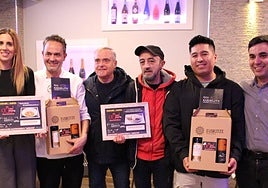 La alcaldesa y el concejal de Cultura posan junto a A. Doce y J. Rodríguez (Urkaregi) y J. González (Sagarra).