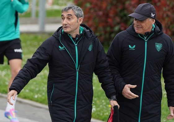 Valverde, acompañado de su mano derecha Jon Aspiazu en un entrenamiento de esta semana.