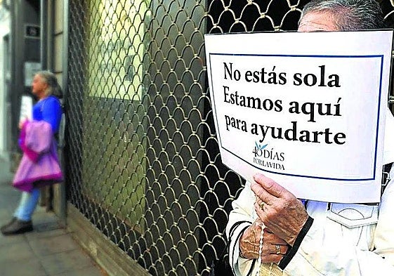 Una de las personas que participó en una concentración en Vitoria.