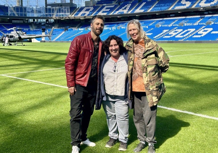 Arantxa Echevarría, entre Hugo Silva y Susi Sánchez, en Anoeta, donde aterrizó un helicóptero.