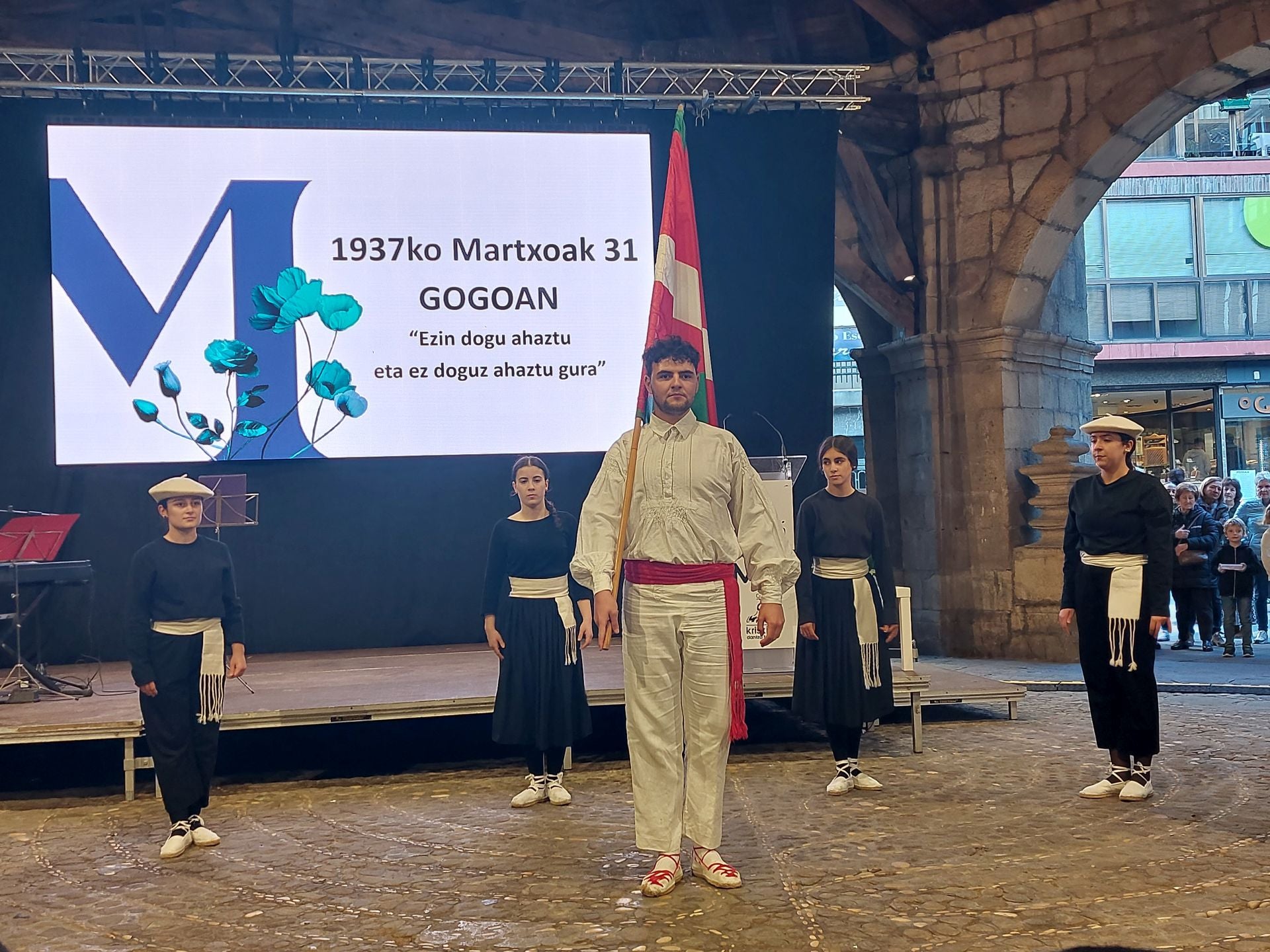 Imagen secundaria 1 - Familiares de Jon Irazabal, la música y las euskal dantzak fueron protagonistas del acto.
