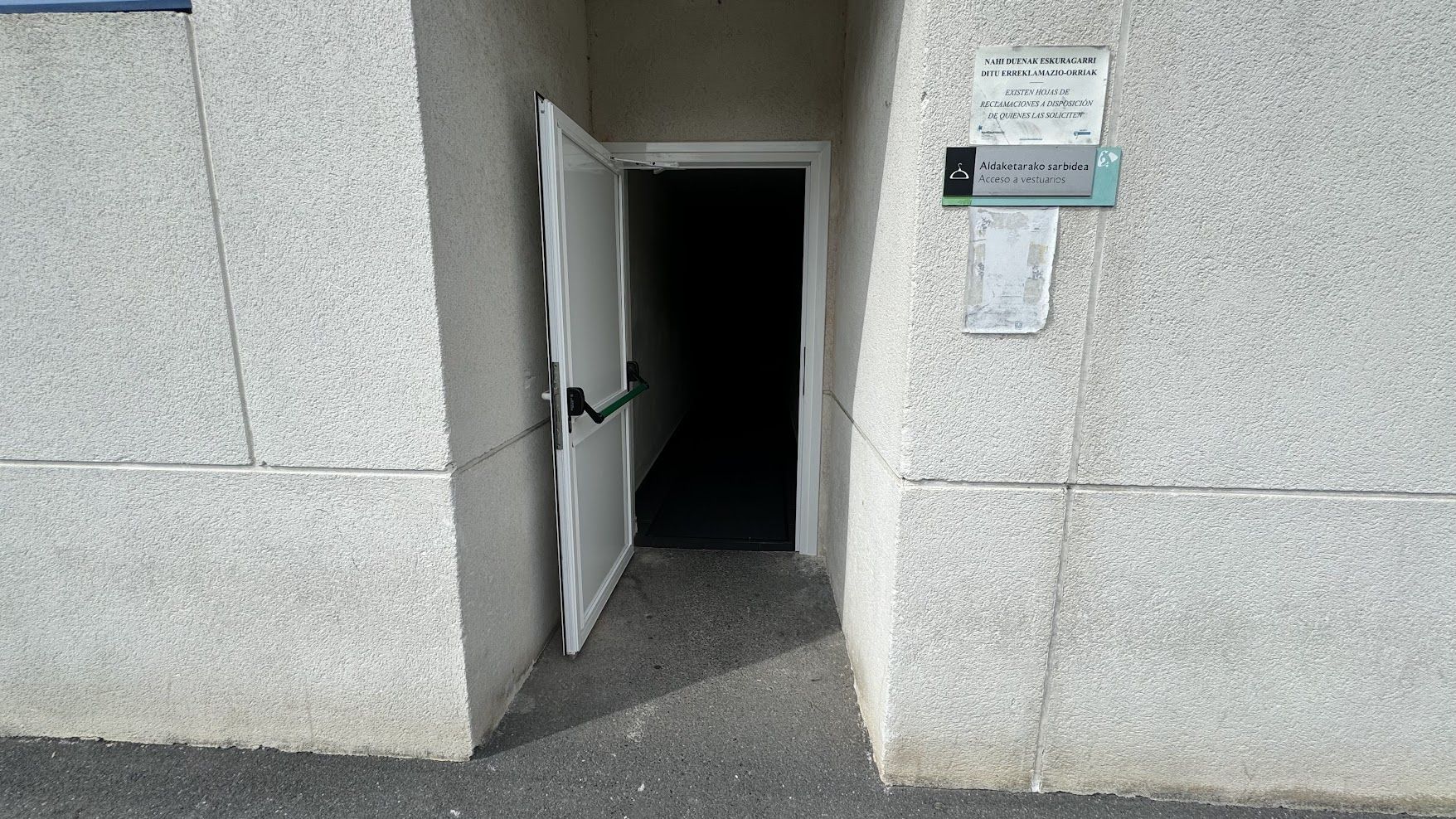 Durango mejora la seguridad del polideportivo de Tabira con nuevas puertas de acceso
