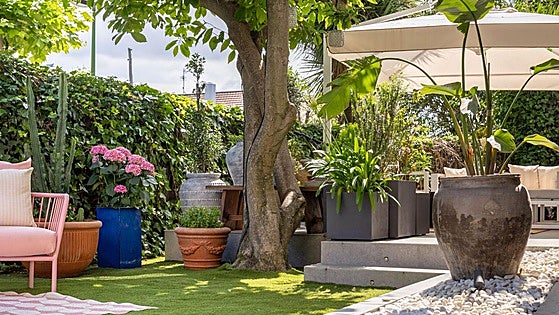 Así es la nueva casa en Neguri de la interiorista Begoña Susaeta: una bañera junto a la cama, un jardín con sofás...