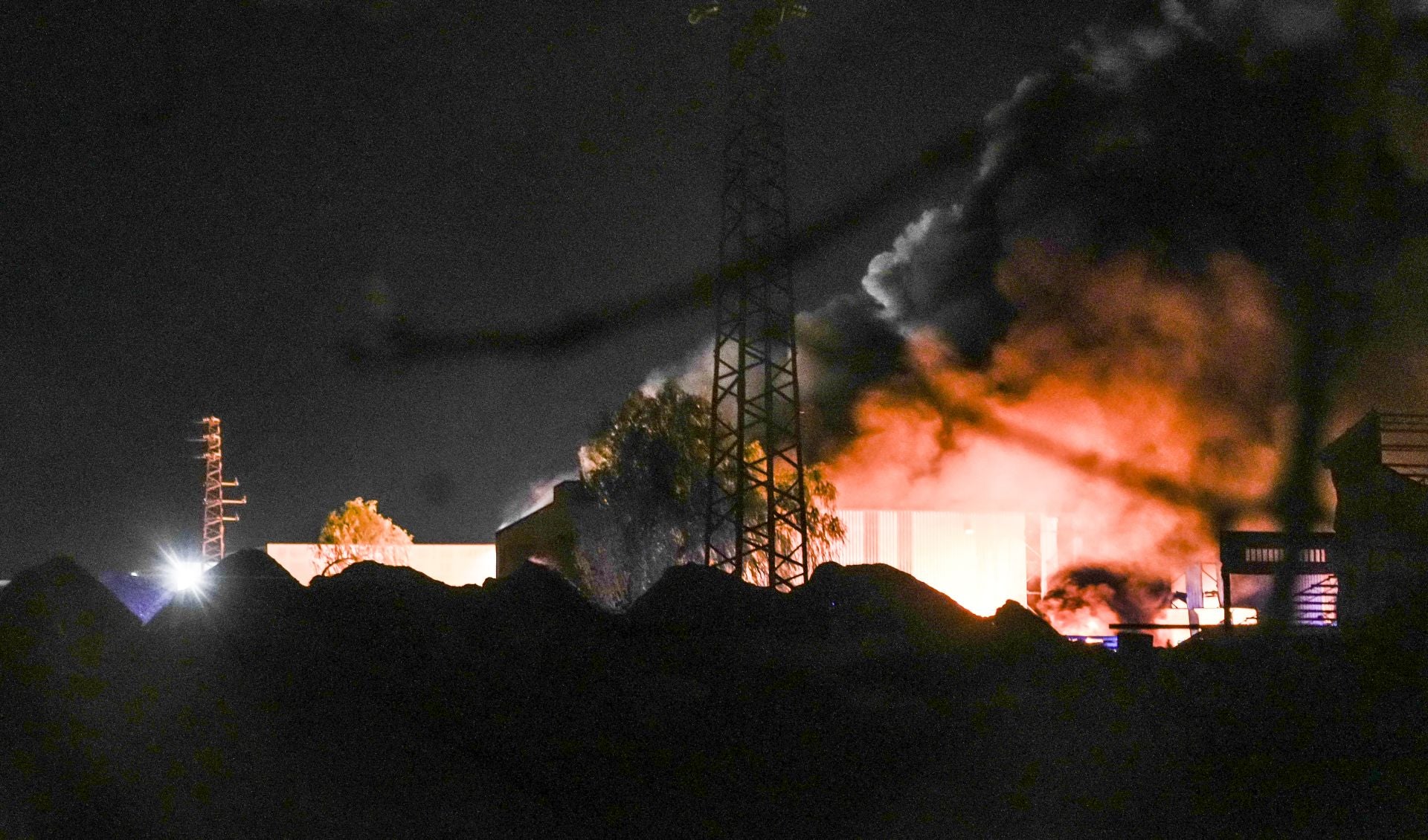 El incendio de una planta de reciclaje en Arriaga, en imágenes