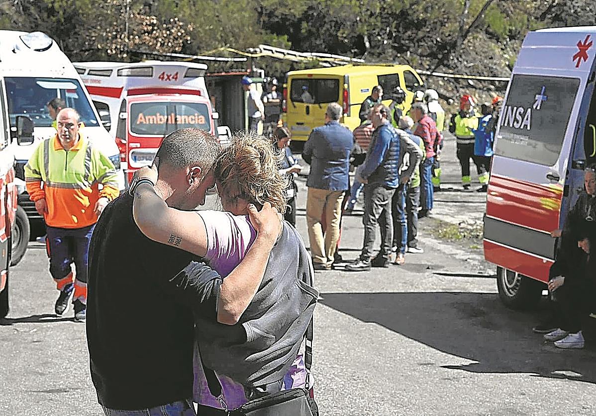 Familiares de los fallecidos se abrazan a la entrada de la mina siniestrada.