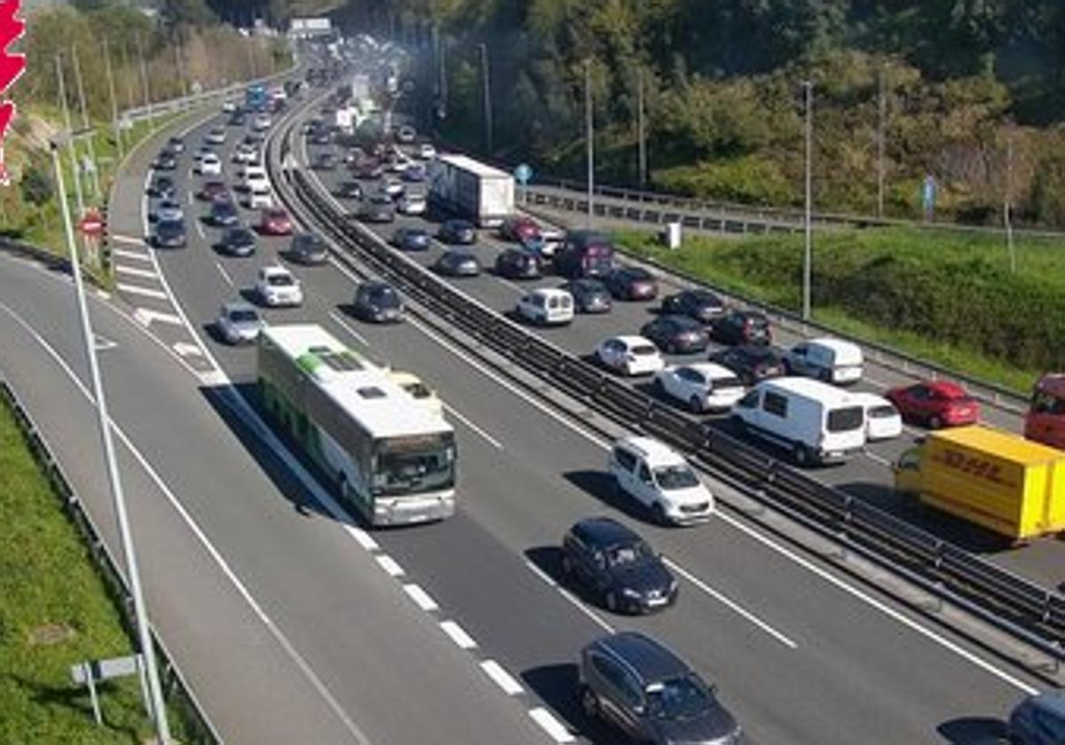 Cinco kilómetros de retenciones en el Txorierri en dirección San Sebastián y problemas en Malmasín hacia Bilbao