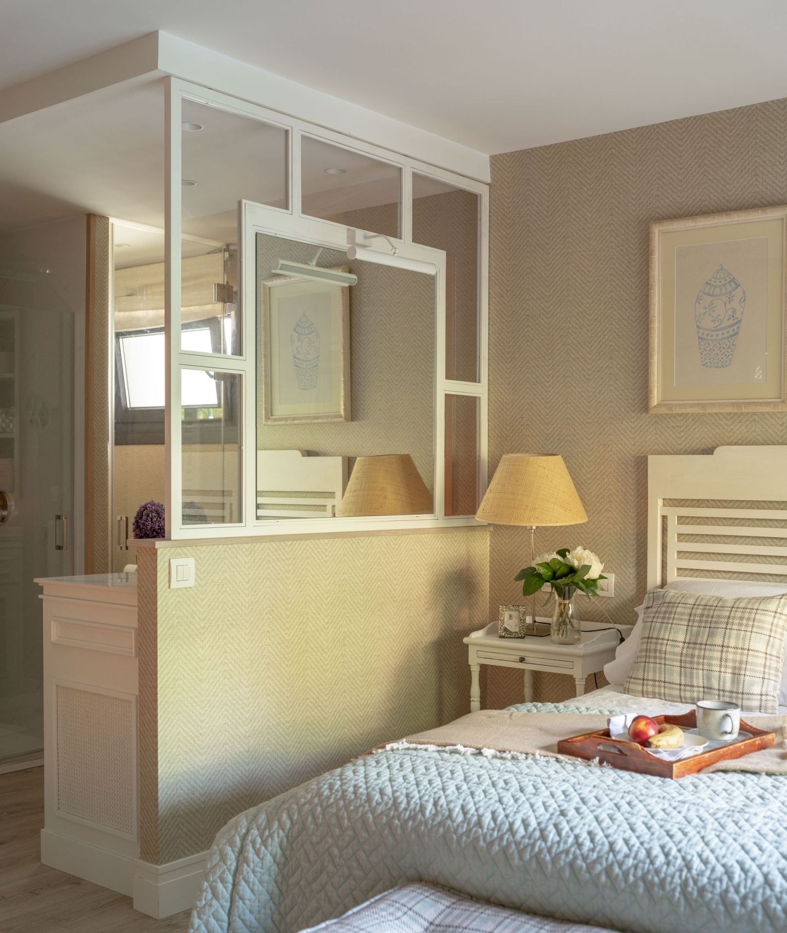 Así es la nueva casa en Neguri de la interiorista Begoña Susaeta: una bañera junto a la cama, un jardín con sofás...