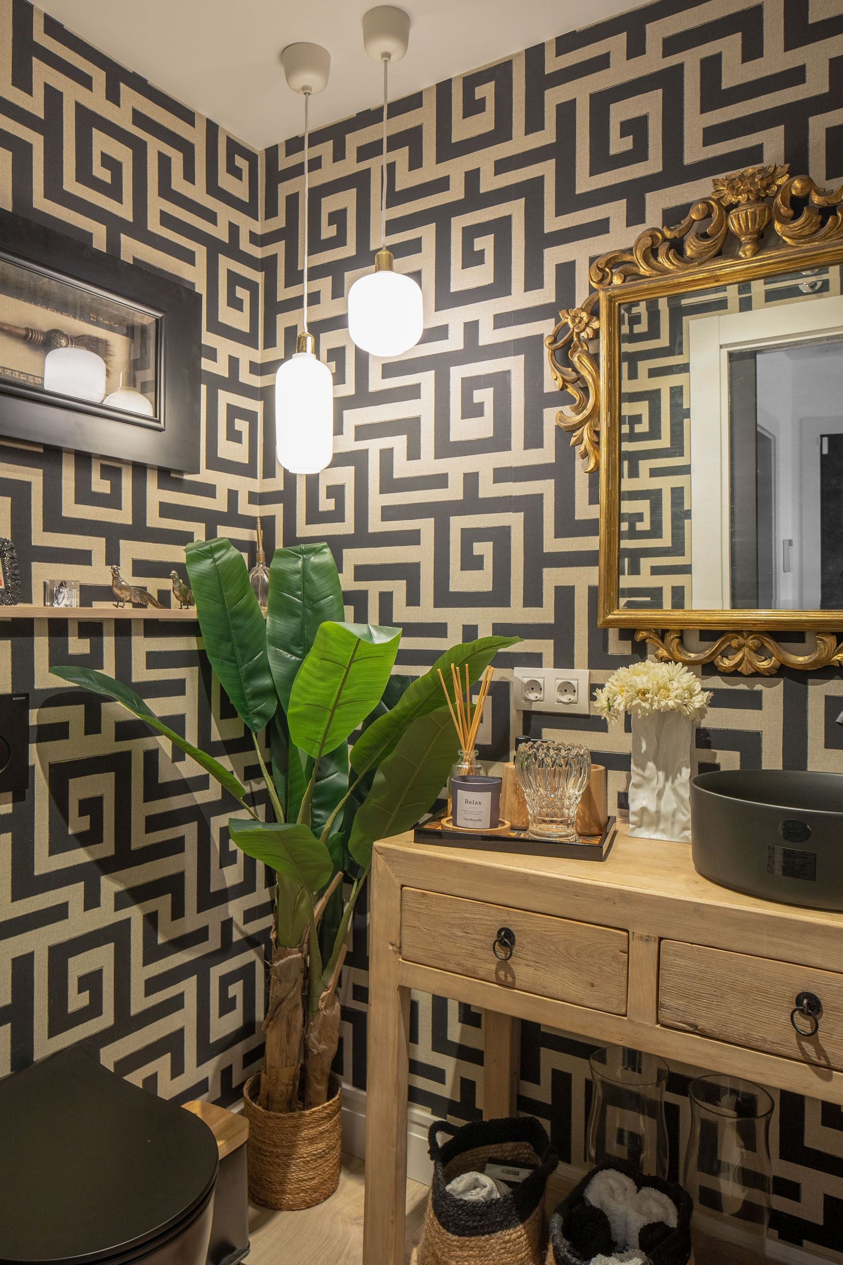 Así es la nueva casa en Neguri de la interiorista Begoña Susaeta: una bañera junto a la cama, un jardín con sofás...
