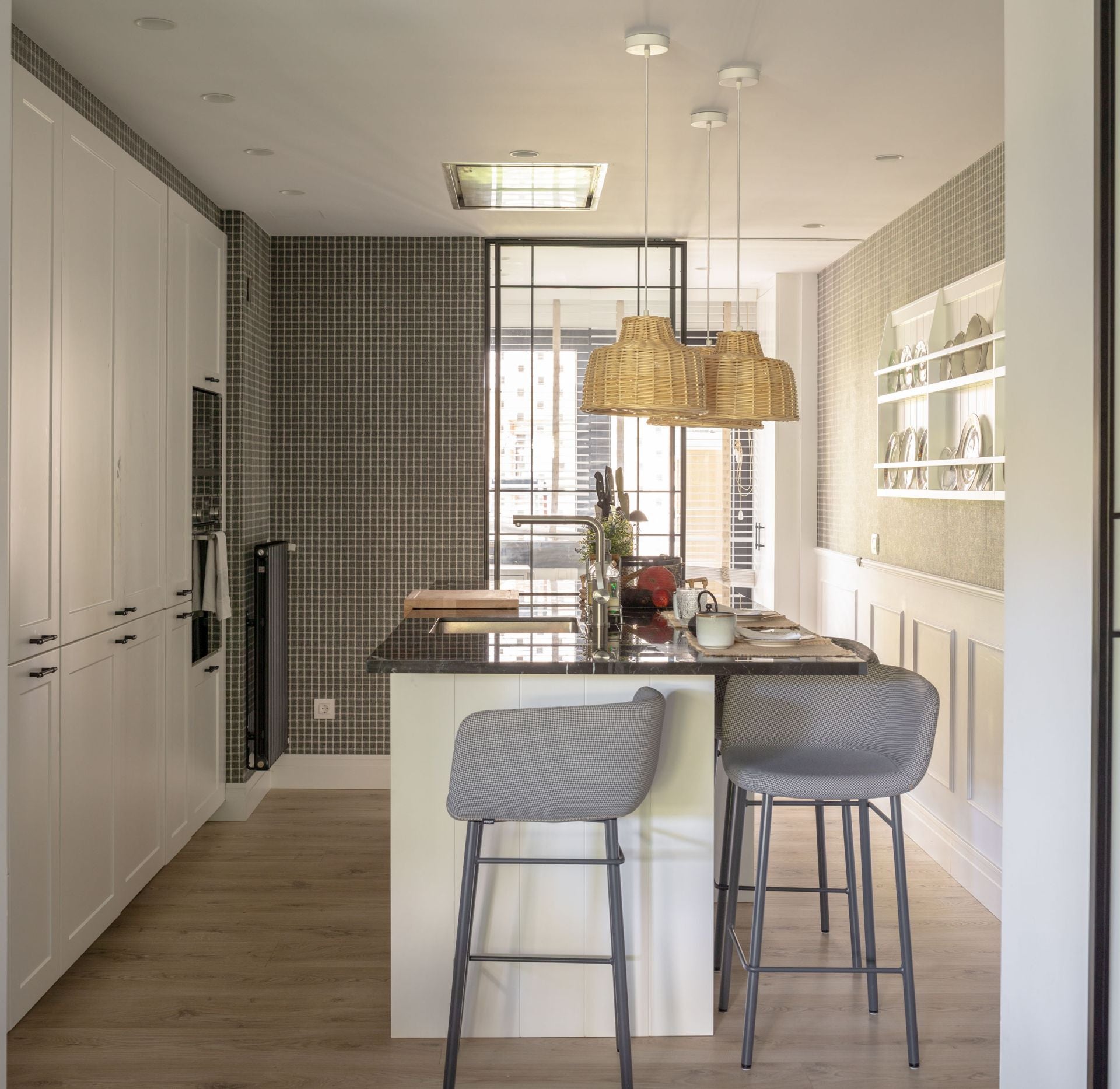 Así es la nueva casa en Neguri de la interiorista Begoña Susaeta: una bañera junto a la cama, un jardín con sofás...