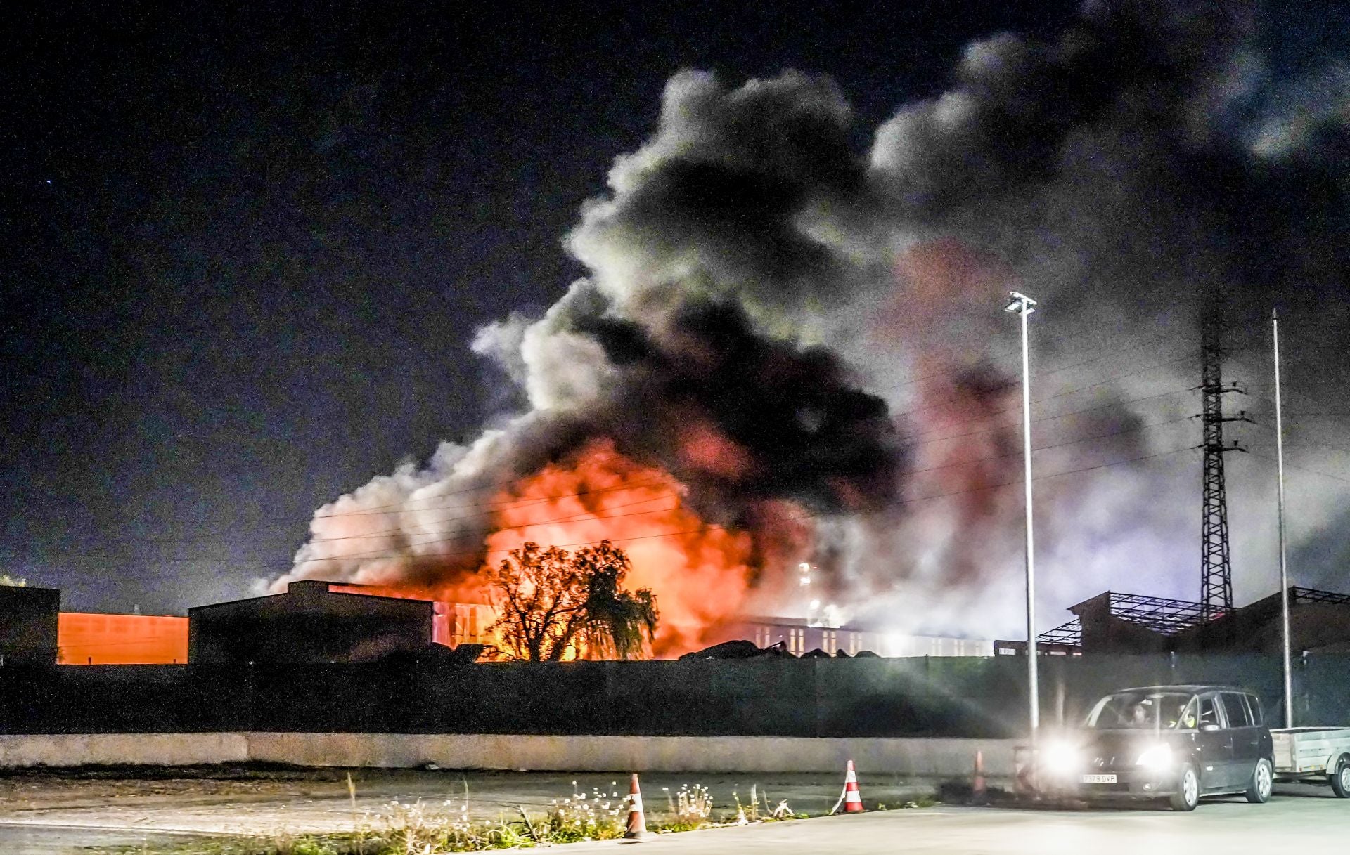 El incendio de una planta de reciclaje en Arriaga, en imágenes