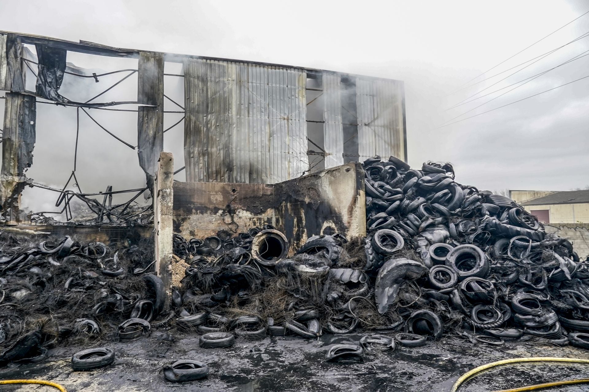 El incendio de una planta de reciclaje en Arriaga, en imágenes