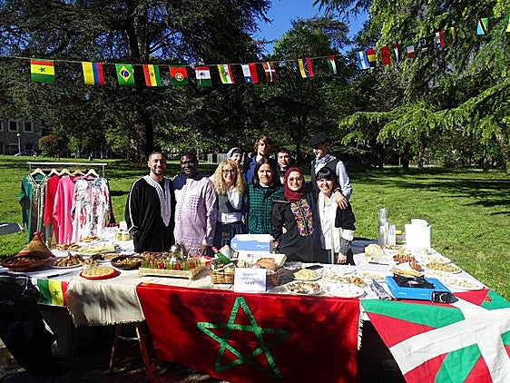 La diversidad cultural es el eje central de la fiesta que se celebra en Lea Artibai Teknik Ikastetxea.
