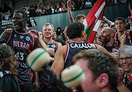 Los hombres de negro se mezclan con los peñistas al final del partido en Miribilla.