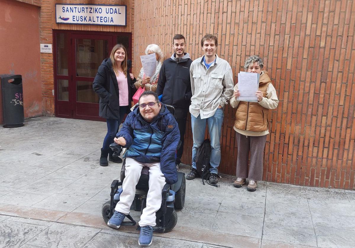 Alumnos del euskaltegi de Santurtzi reclaman el dinero tras dos semanas más sin clase