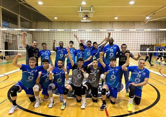 El equipo de voleibol de Galdakao liderado por Hernán Pesci.
