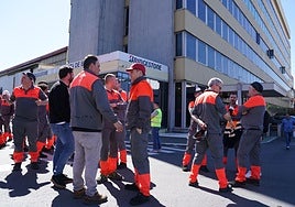 Trabajadores concentrados este martes a las puertas de la planta de Bridgestone de Basauri.