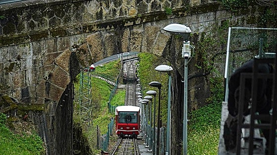 Los usuarios celebran el regreso del funicular de Artxanda cuatro meses después: «Me iba a nadar a San Ignacio»