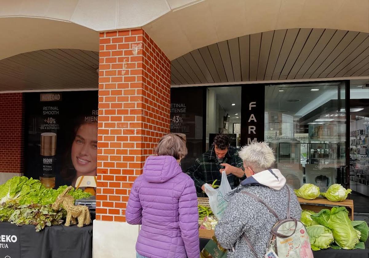 Productos frescos llevados del caserío a la mesa en Sopela