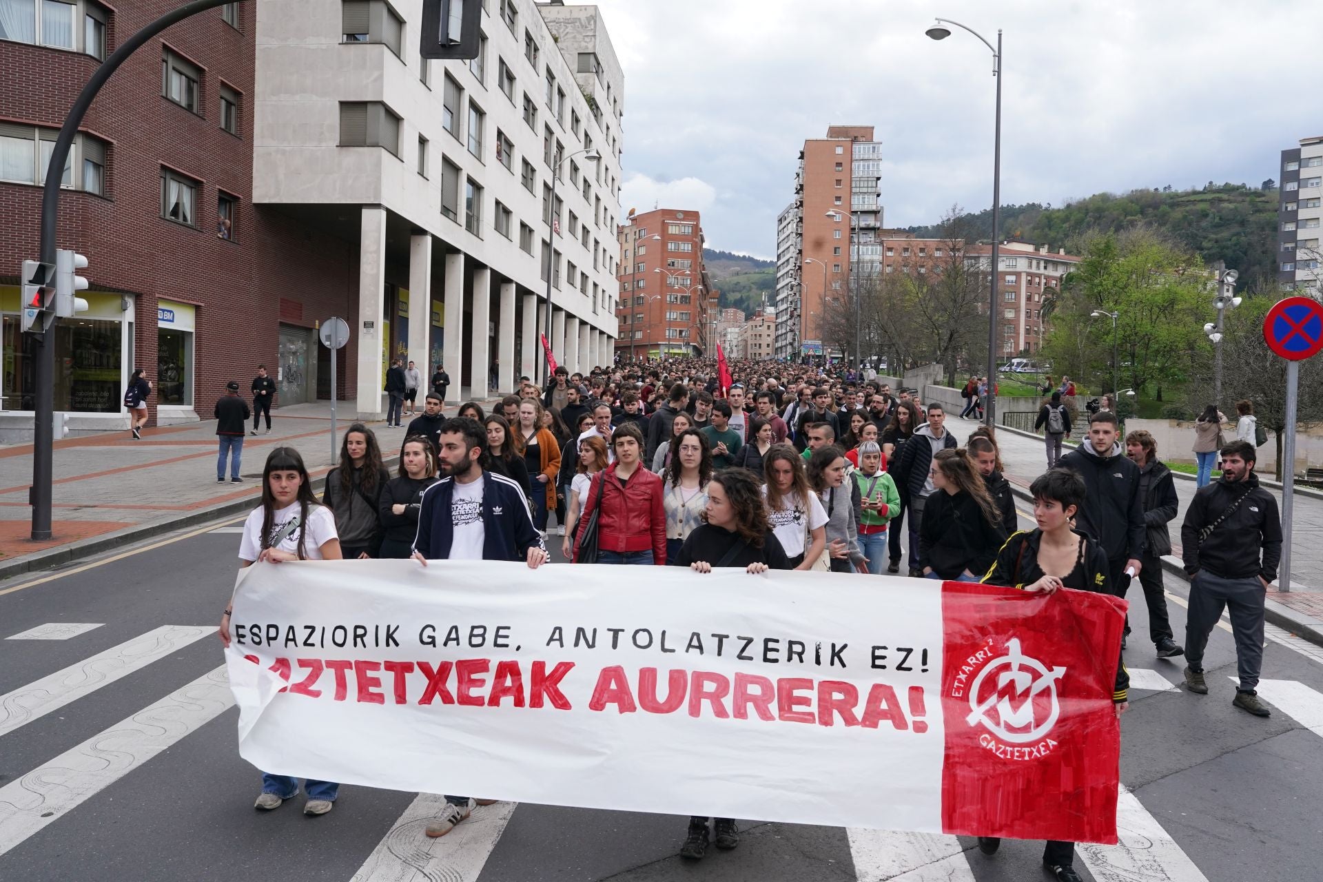 La manifestación contra el desalojo del gaztetxe de Rekalde, en imágenes