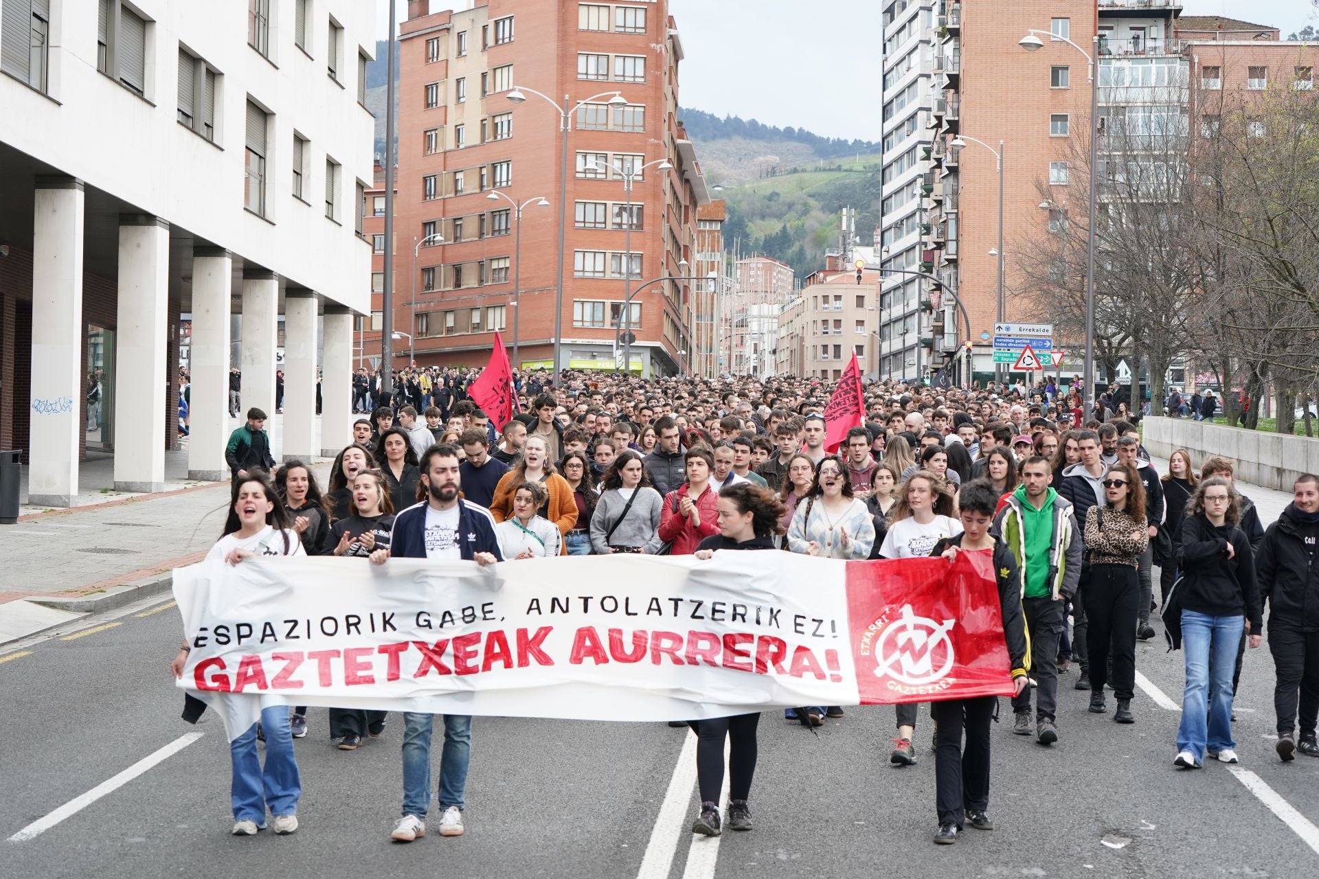 La manifestación contra el desalojo del gaztetxe de Rekalde, en imágenes