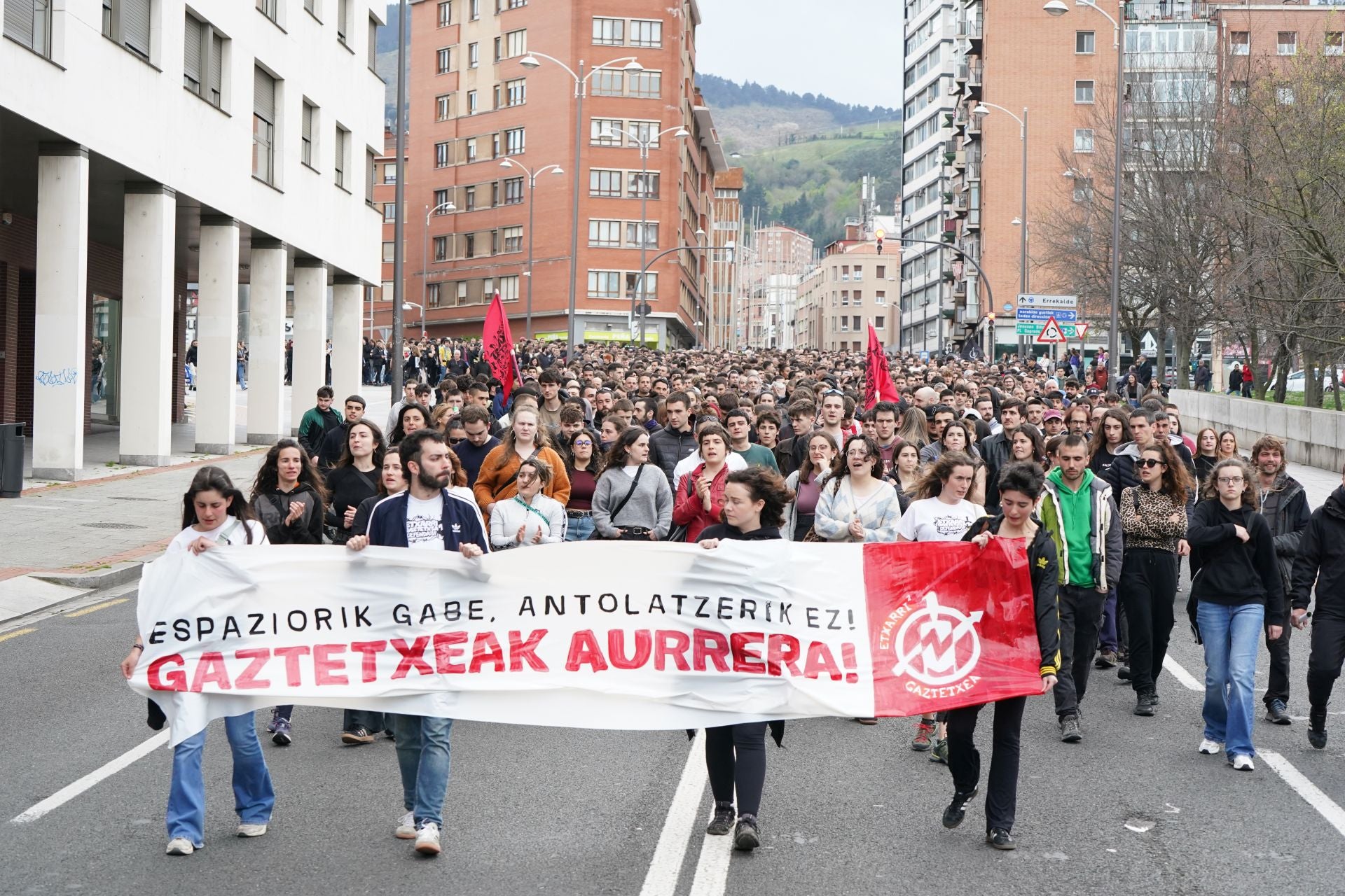 La manifestación contra el desalojo del gaztetxe de Rekalde, en imágenes
