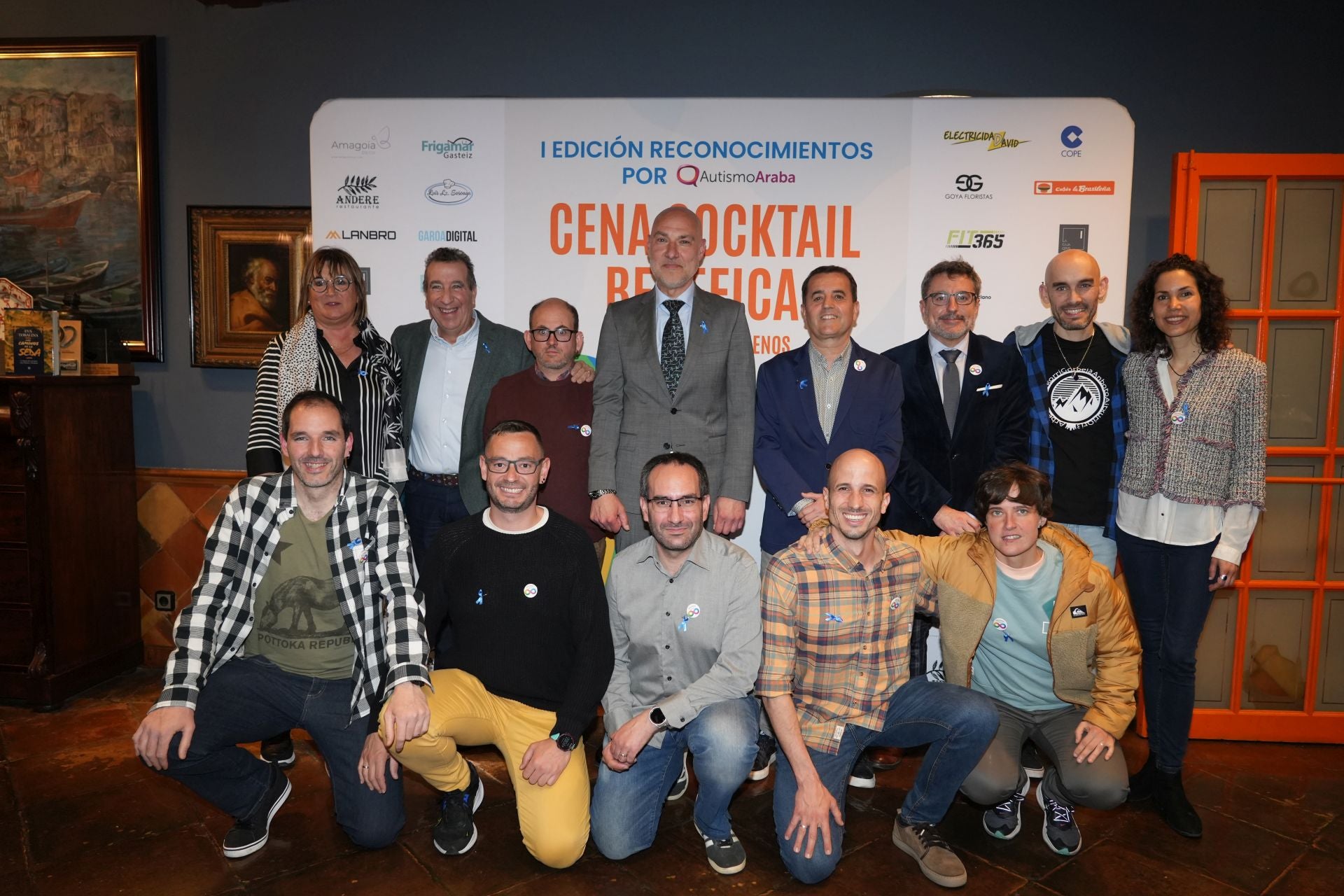 Arantza Jauregui, Jon Urresti y Manel Rasero, con los representantes del proyecto Gurekin Bat de la Federación Alavesa de Fútbol.