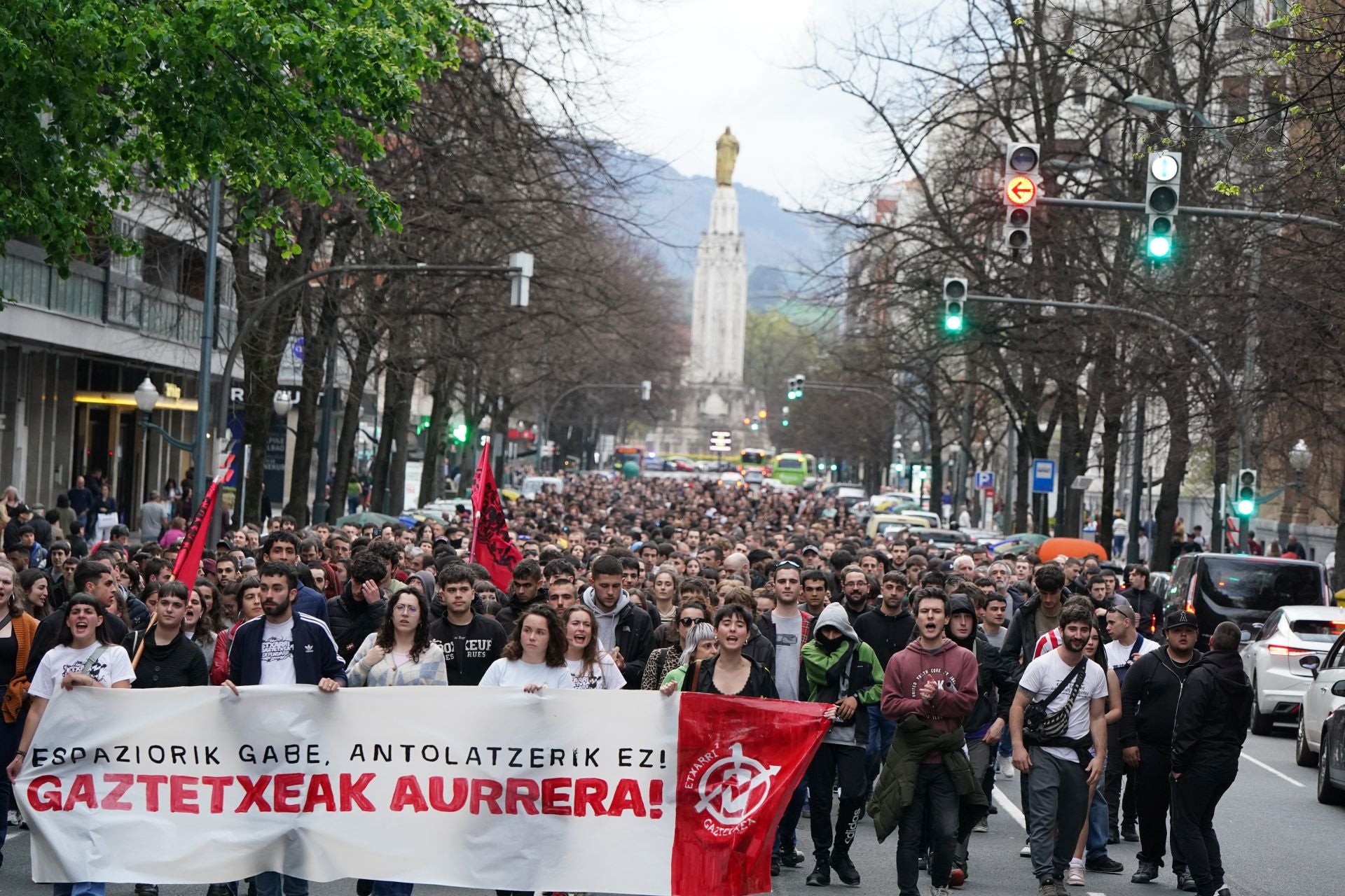 La manifestación contra el desalojo del gaztetxe de Rekalde, en imágenes