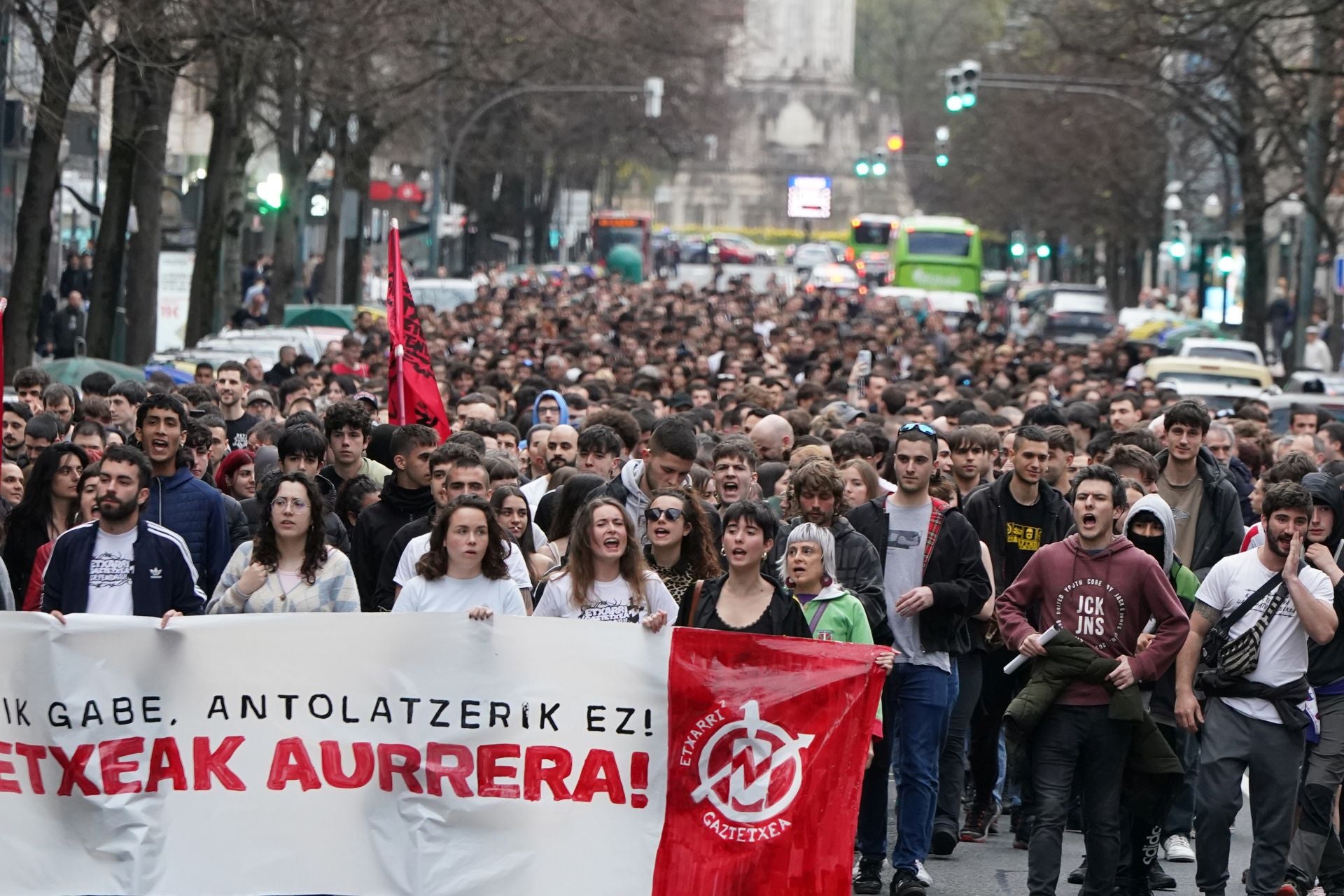 La manifestación contra el desalojo del gaztetxe de Rekalde, en imágenes