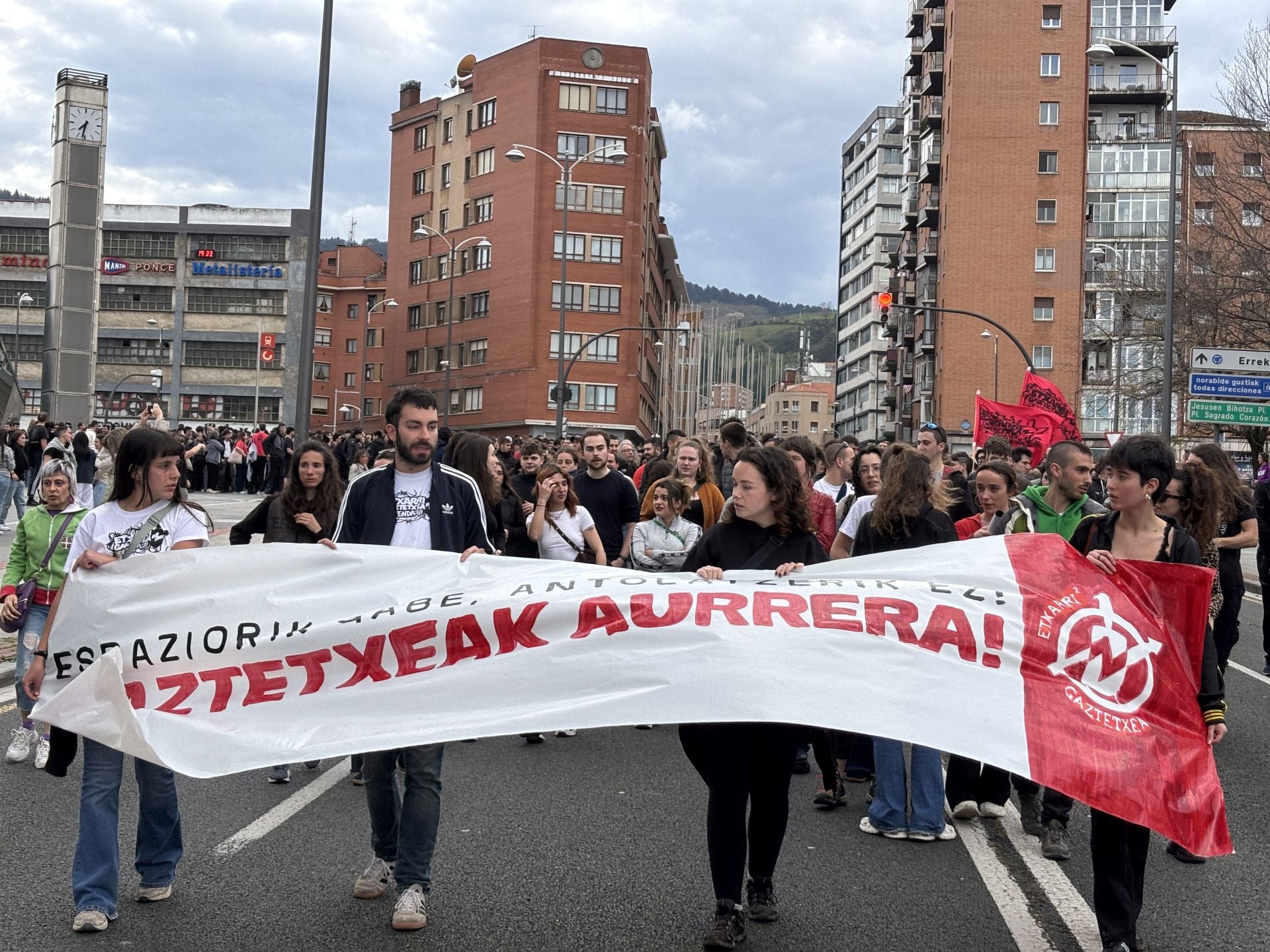 La manifestación contra el desalojo del gaztetxe de Rekalde, en imágenes