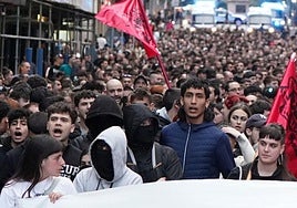 La manifestación contra el desalojo del gaztetxe de Rekalde, en imágenes