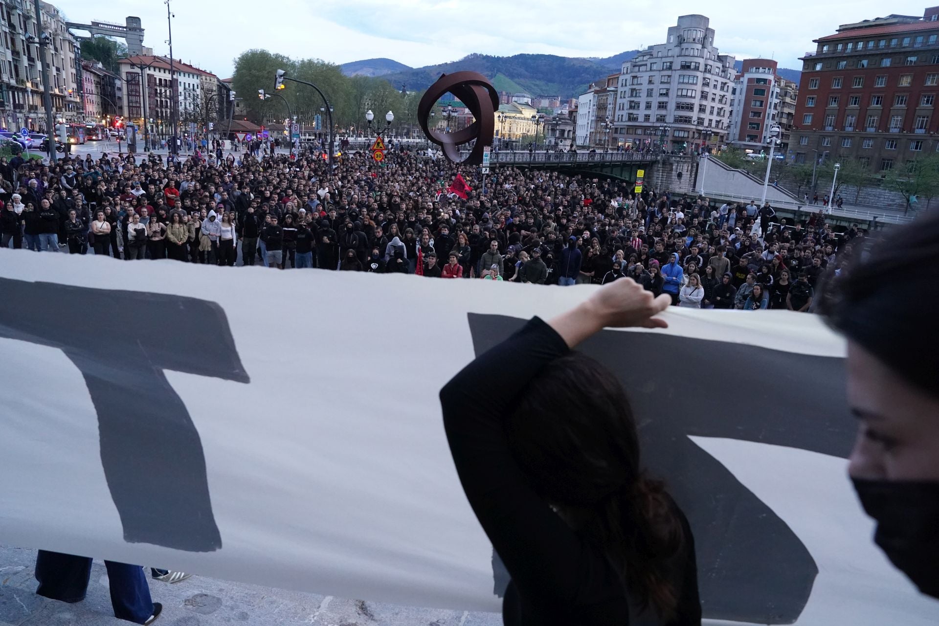 La manifestación contra el desalojo del gaztetxe de Rekalde, en imágenes