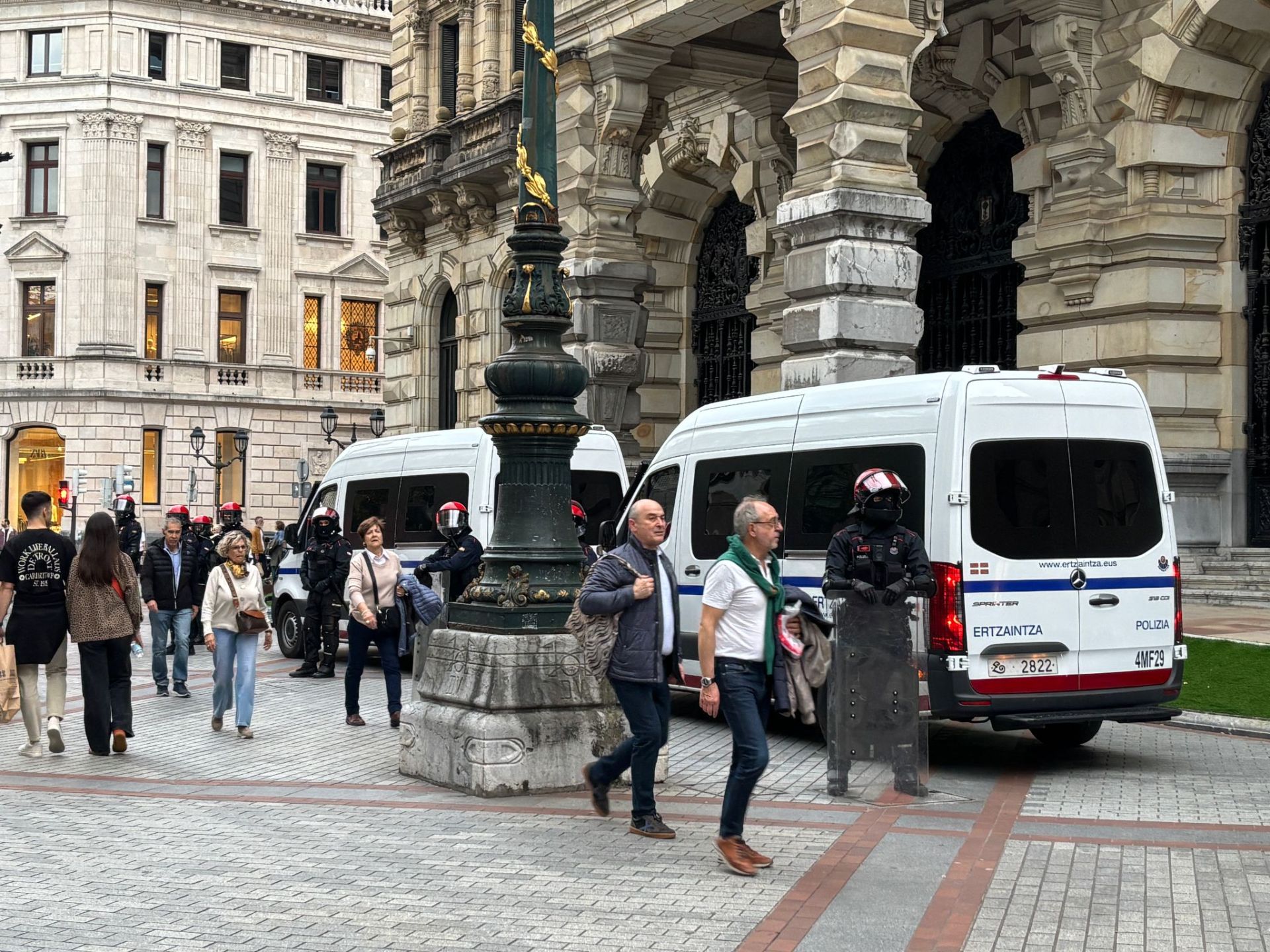 La manifestación contra el desalojo del gaztetxe de Rekalde, en imágenes