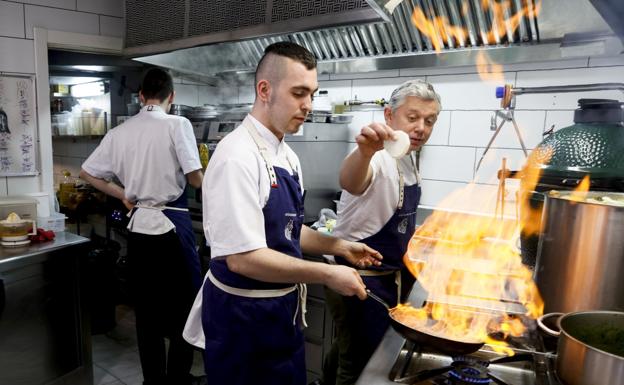 Ander Gutiérrez en la cocina de Mina, en Muelle Marzana, junto al chef Álvaro Garrido y al resto de sus compañeros.
