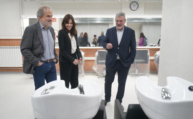 La alcaldesa, Maider Etxebarria, y a la derecha, el concejal de Seguridad, César Fernández de Landa.
